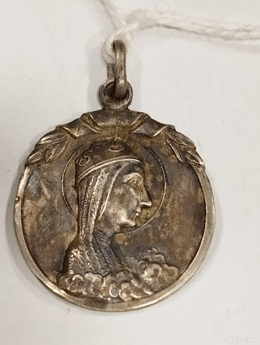 Antiguidades: MEDALLA NTRA. SRA. MONTSERRAT CON REVERSO SAGRADO CORAZ&Oacute;N. DE PLATA.