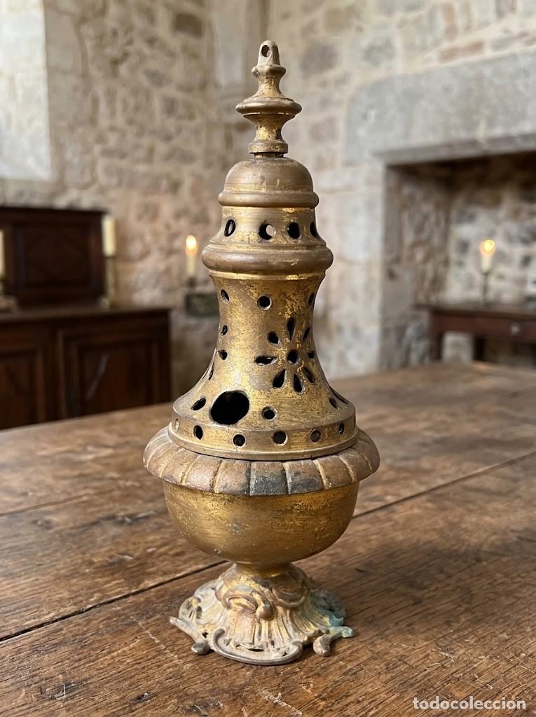 Antig&uuml;edades: Tur&iacute;bulo religioso antiguo de lat&oacute;n 22 cm