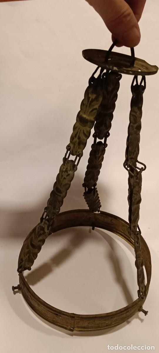 Antig&uuml;edades: ESTRUCTURA / MONTURA SUSPENDIDA DE LAMPARA MODERNISTA EN LATON CON CADENAS ARTICULADAS (16,5 CM DIAM