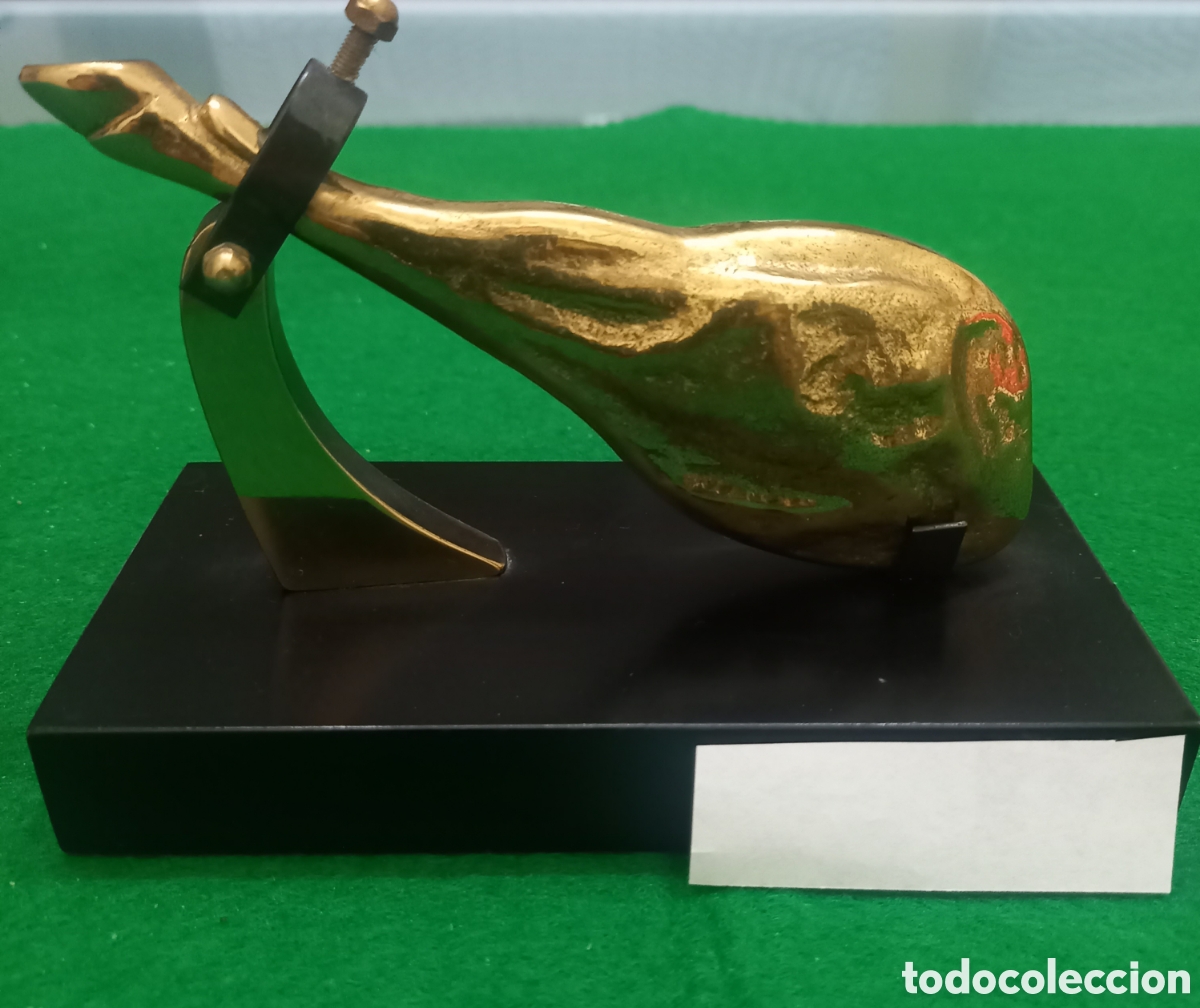 Antig&uuml;edades: Figura Decorativa Jam&oacute;n Ib&eacute;rico en Jamonero &ndash; Bronce y Madera Maciza Vintage