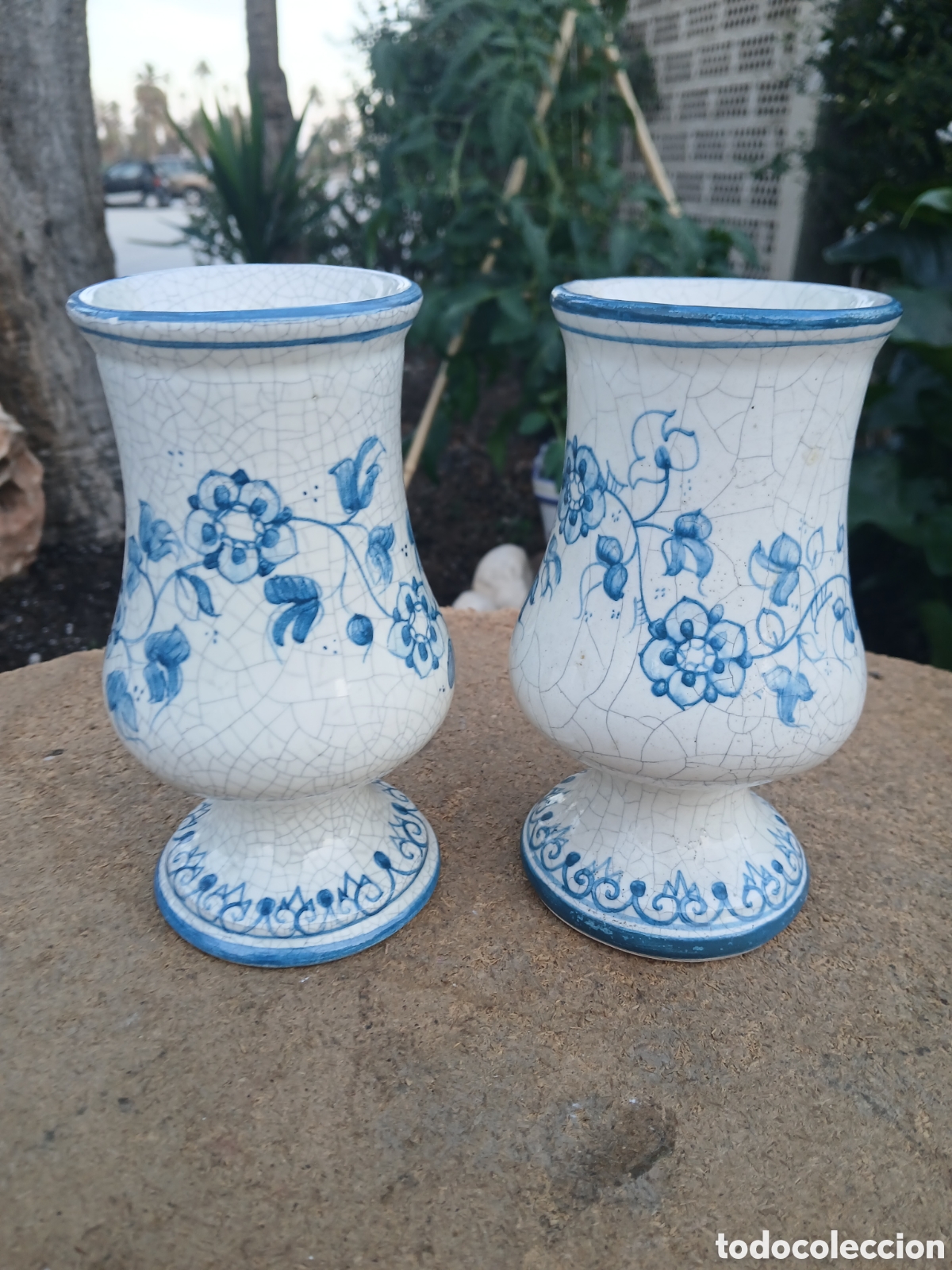 Antig&uuml;edades: DOS JARRONES DE CERAMICA CRAQUELADA PINTADO A MANO DE BENLLOCH MANISES .