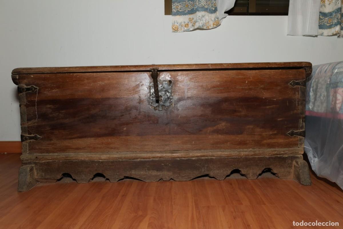 Antig&uuml;edades: Gran Arca de novia salmantina siglo XVIII casta&ntilde;o y forja 160 cm Arte Sacro