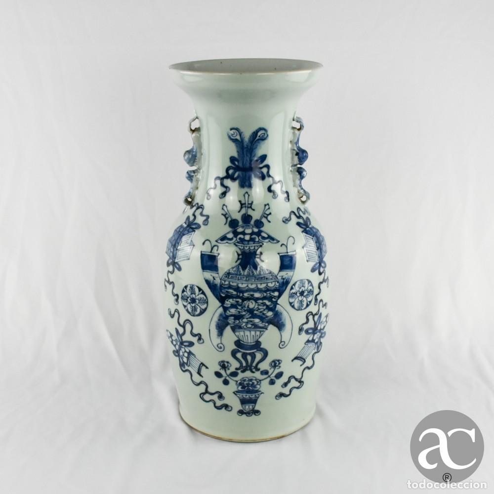 Antig&uuml;edades: Jarr&atilde;o porcelana da China Celadon, decora&ccedil;&atilde;o de objetos auspiciosos a azul, s&eacute;c. XIX