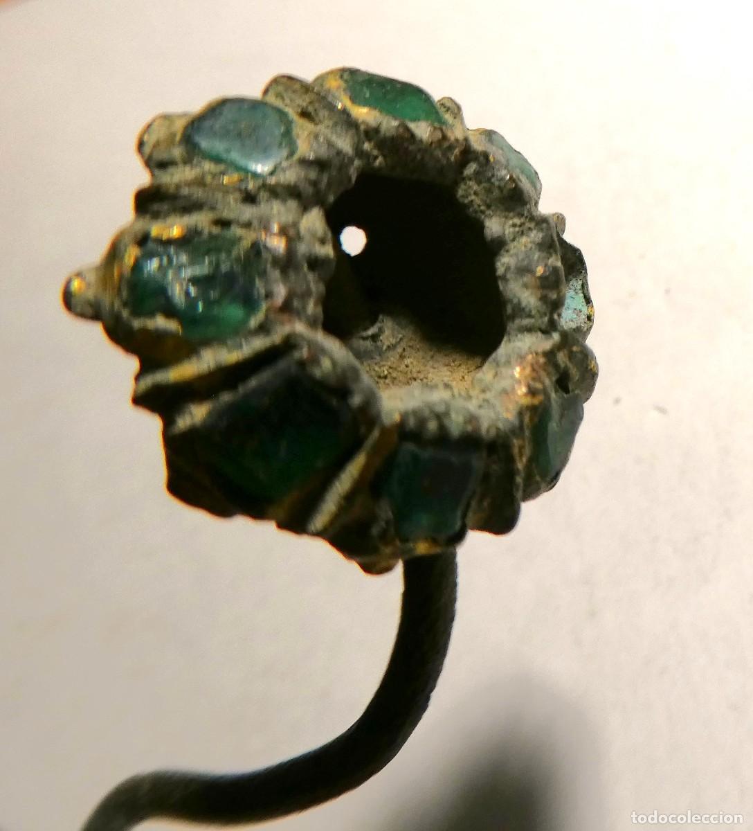 Antig&uuml;edades: Antiguo adorno con una flor, chapado en oro y con cristales