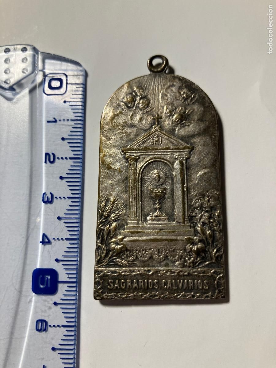 Antiquit&auml;ten: Medalla religiosa. Sagrarios calvarios. Obra de las tres Mar&iacute;as y de los disc&iacute;pulos de San Juan