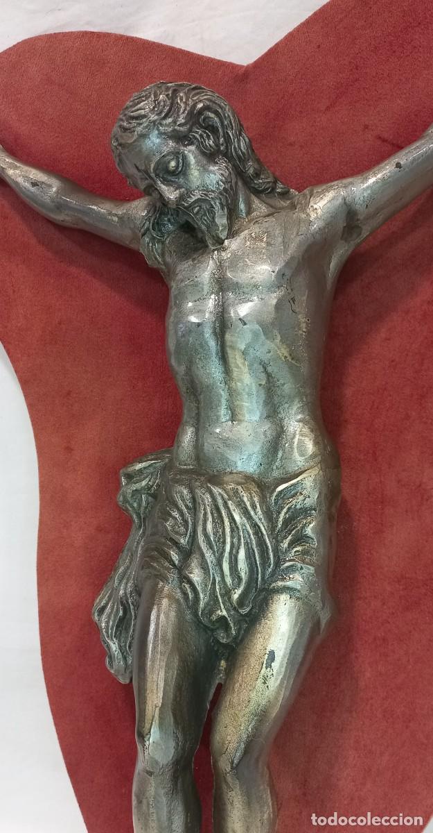 Antig&uuml;edades: GRAN CRISTO CRUCIFICADO DE METAL , SOBRE TERCIOPELO ROJO