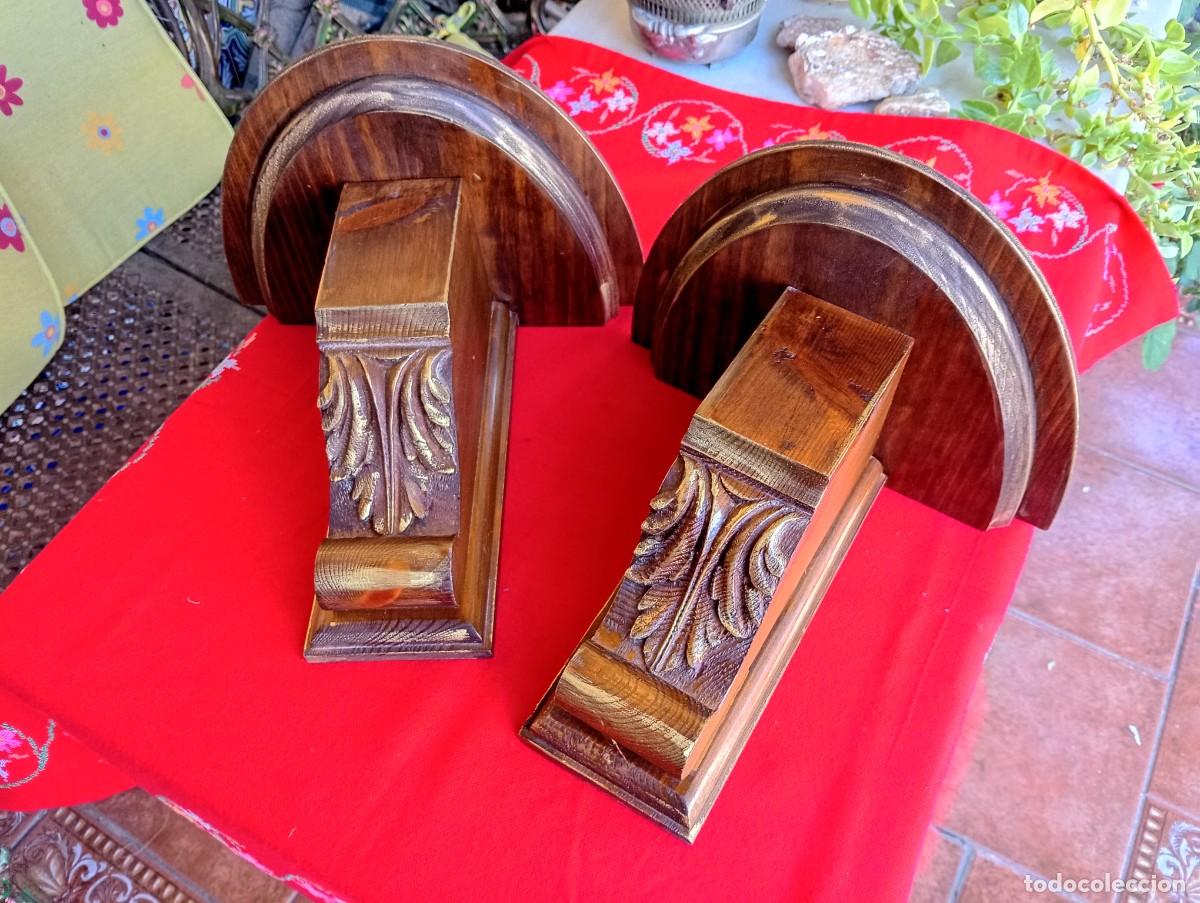 Antig&uuml;edades: Pareja de m&eacute;nsulas repisas de madera para figura