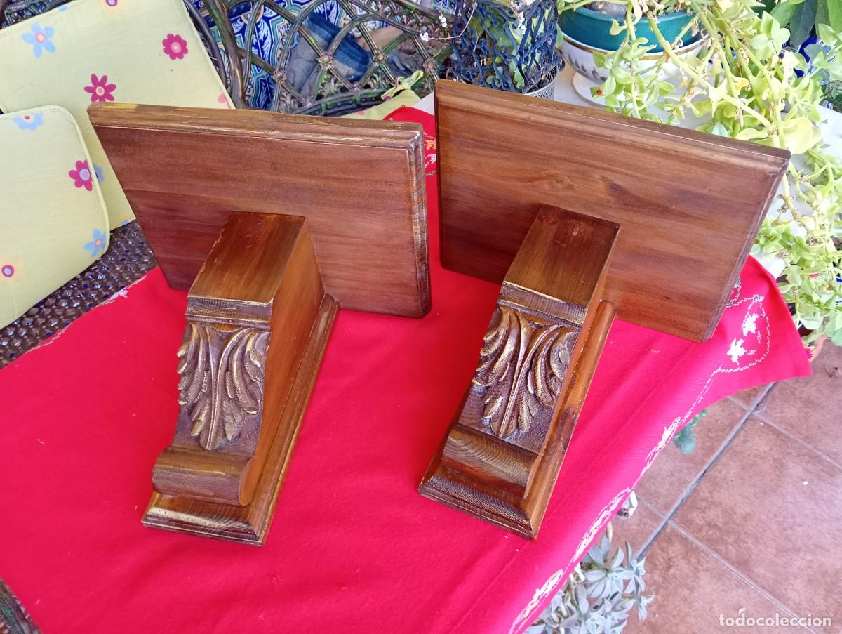 Antig&uuml;edades: Pareja de m&eacute;nsulas repisas de madera para figura