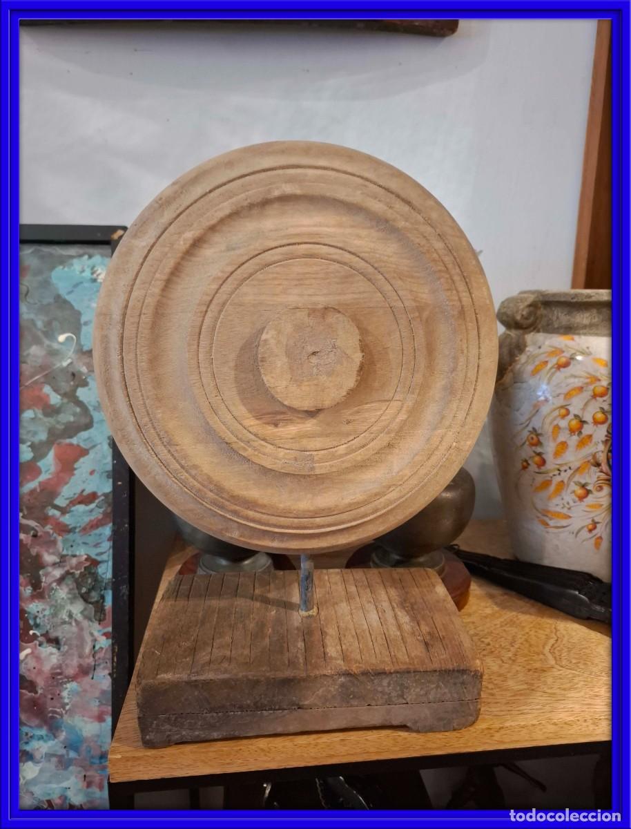 Antig&uuml;edades: ADORNO DE MADERA CIRCULAR CON SOPORTE