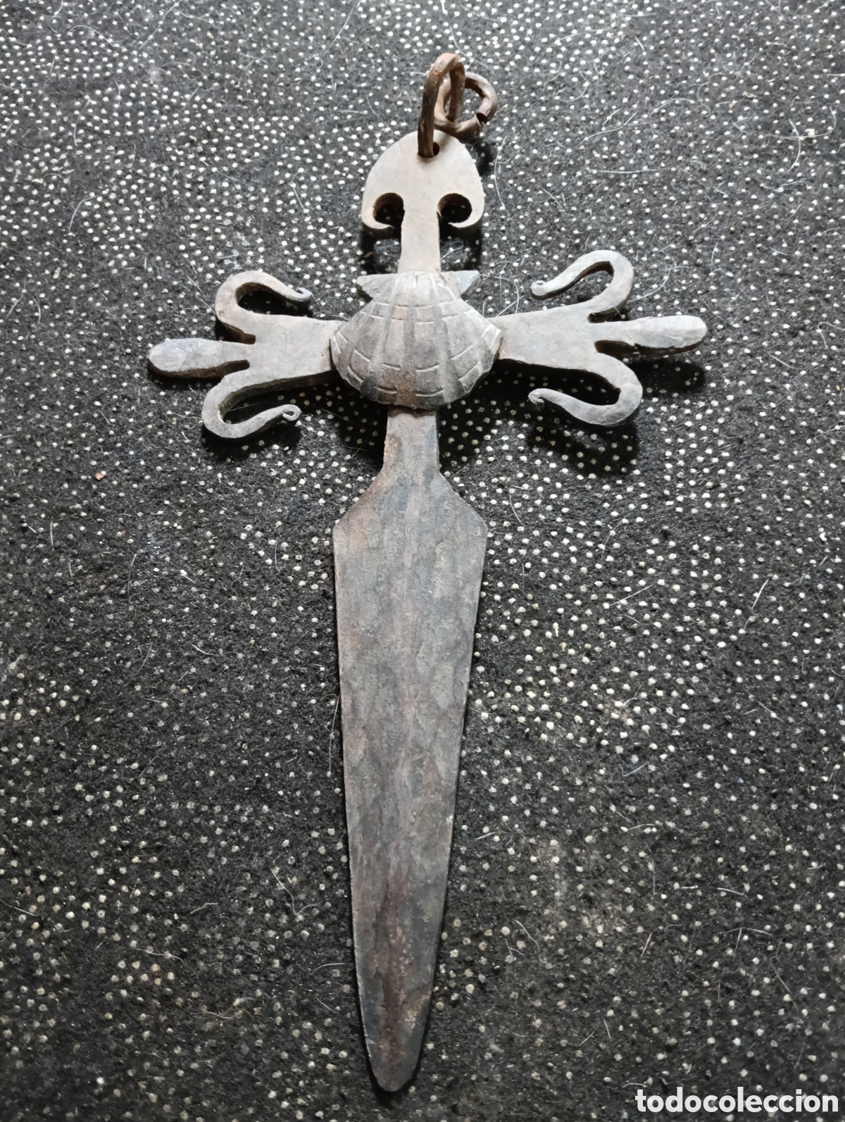 Antig&uuml;edades: &nbsp;Cruz de la Orden de Santiago de hierro recortado. Espa&ntilde;a, S. XVIII (antigua copia)