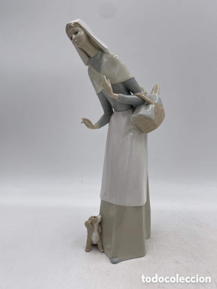 Antig&uuml;edades: Figura cer&aacute;mica vidriada Lladro. Pastora o campesina con perro. Escultor Julio Fern&aacute;ndez.