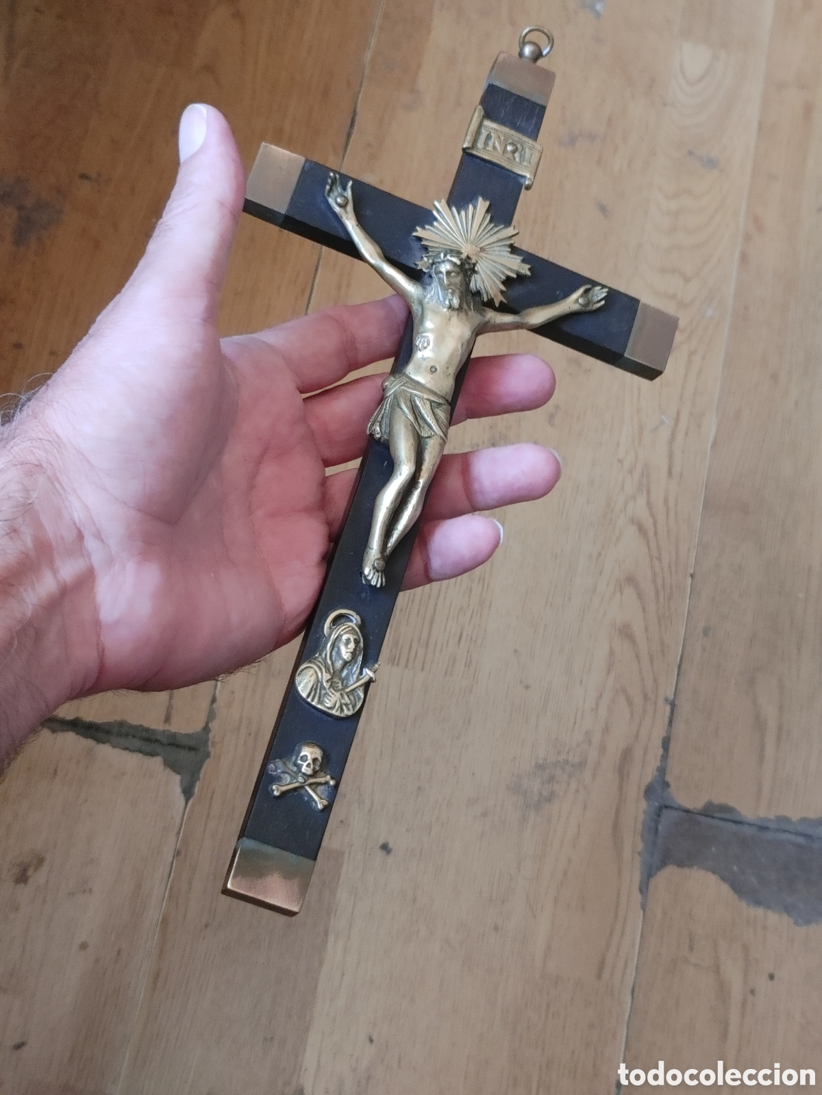 Antig&uuml;edades: Crsto en bronce dorado y madera ebonizada. S. XVIII.
