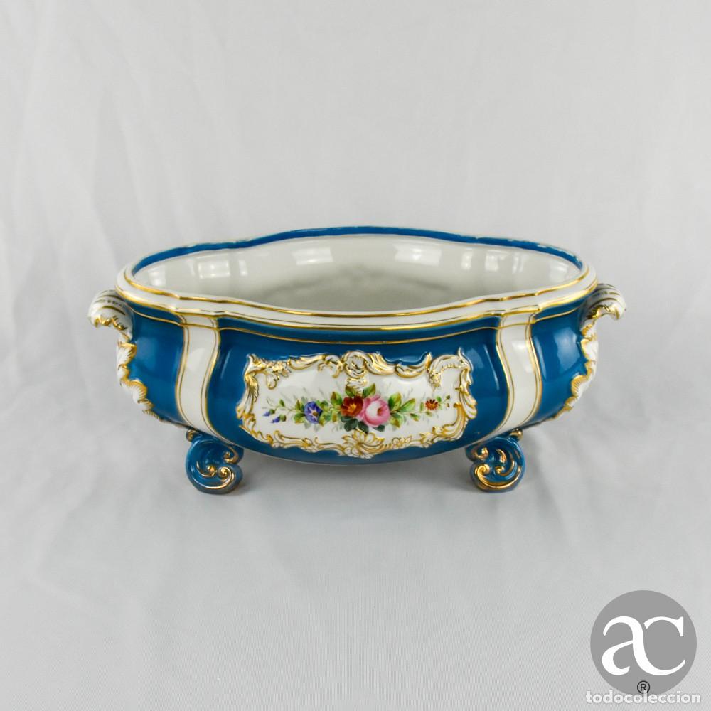 Antig&uuml;edades: Floreira em porcelana Vista Alegre azul e dourada com reservas florais, pintada &agrave; m&atilde;o