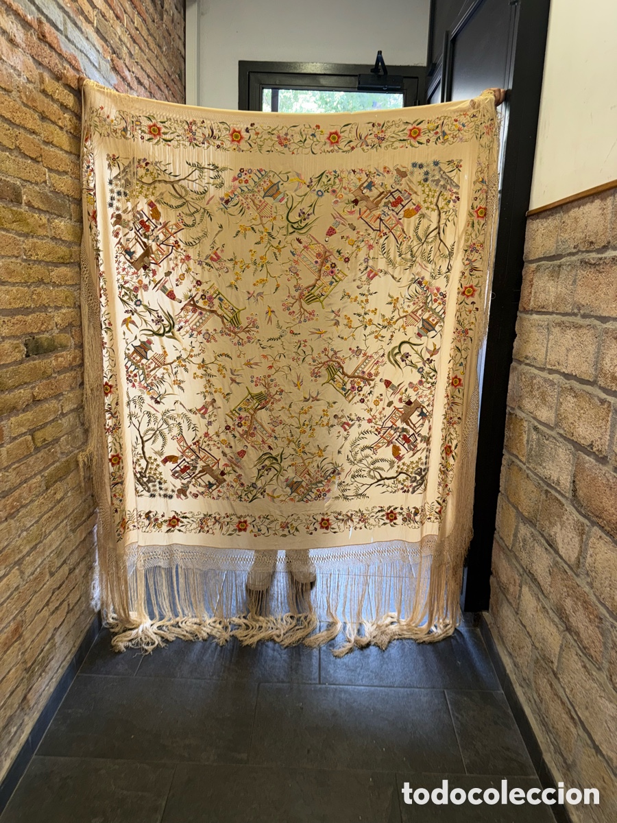Antig&uuml;edades: Espectacular mant&oacute;n de Manila siglo XIX, seda marfil, figuritas chinas, 200 &times; 200 cm.Medidas totales