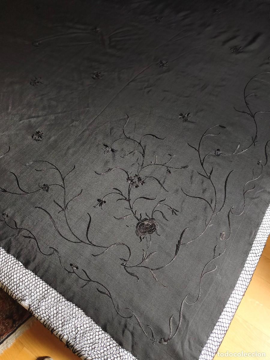 Antig&uuml;edades: MANT&Oacute;N EN SEDA BORDADO MANUAL
