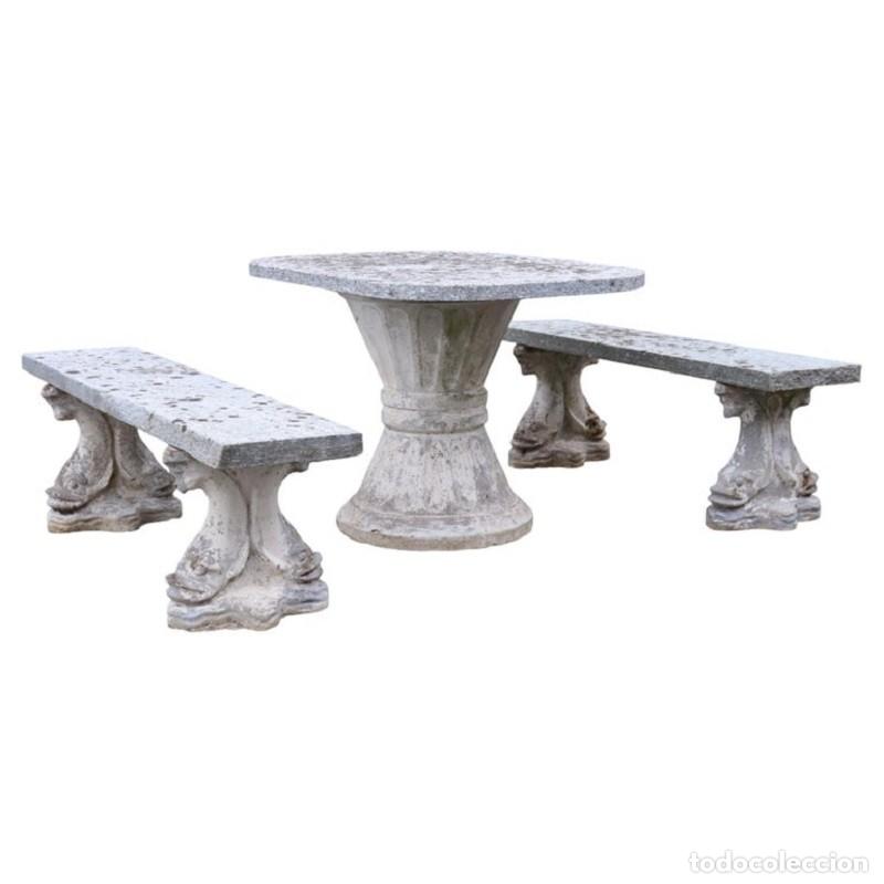 Antig&uuml;edades: Conjunto de jard&iacute;n con mesa y dos bancos