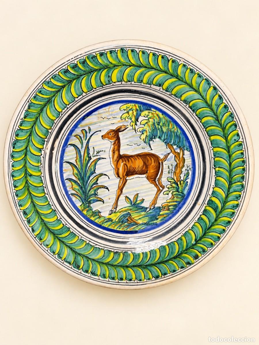 Antig&uuml;edades: PLATO DE CER&Aacute;MICA DE TALAVERA, FIRMADO LA MENORA TALAVERA, SIGLO XX, 33 CM
