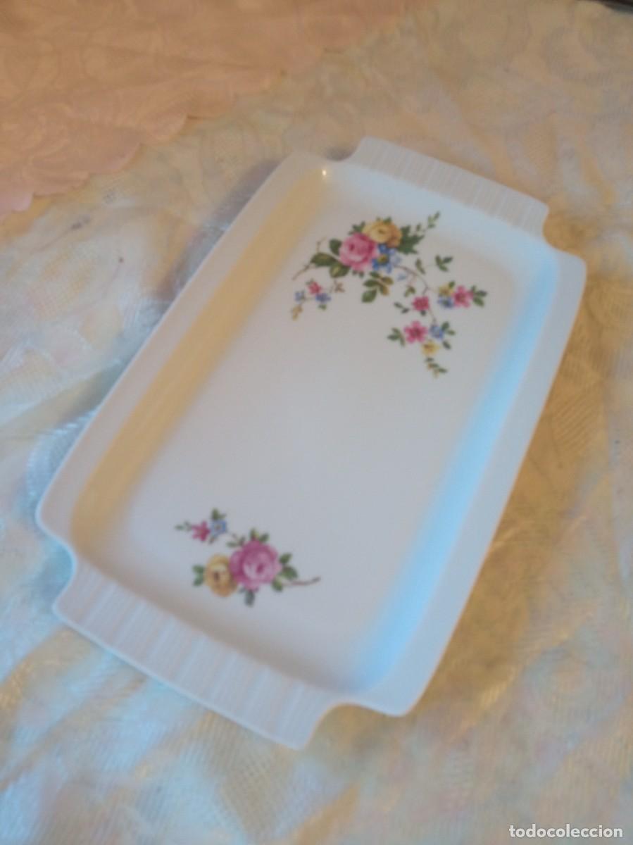Antig&uuml;edades: Bonita bandeja rectangular de porcelana, Colditz made in GDR, DECORADA CON FLORES.