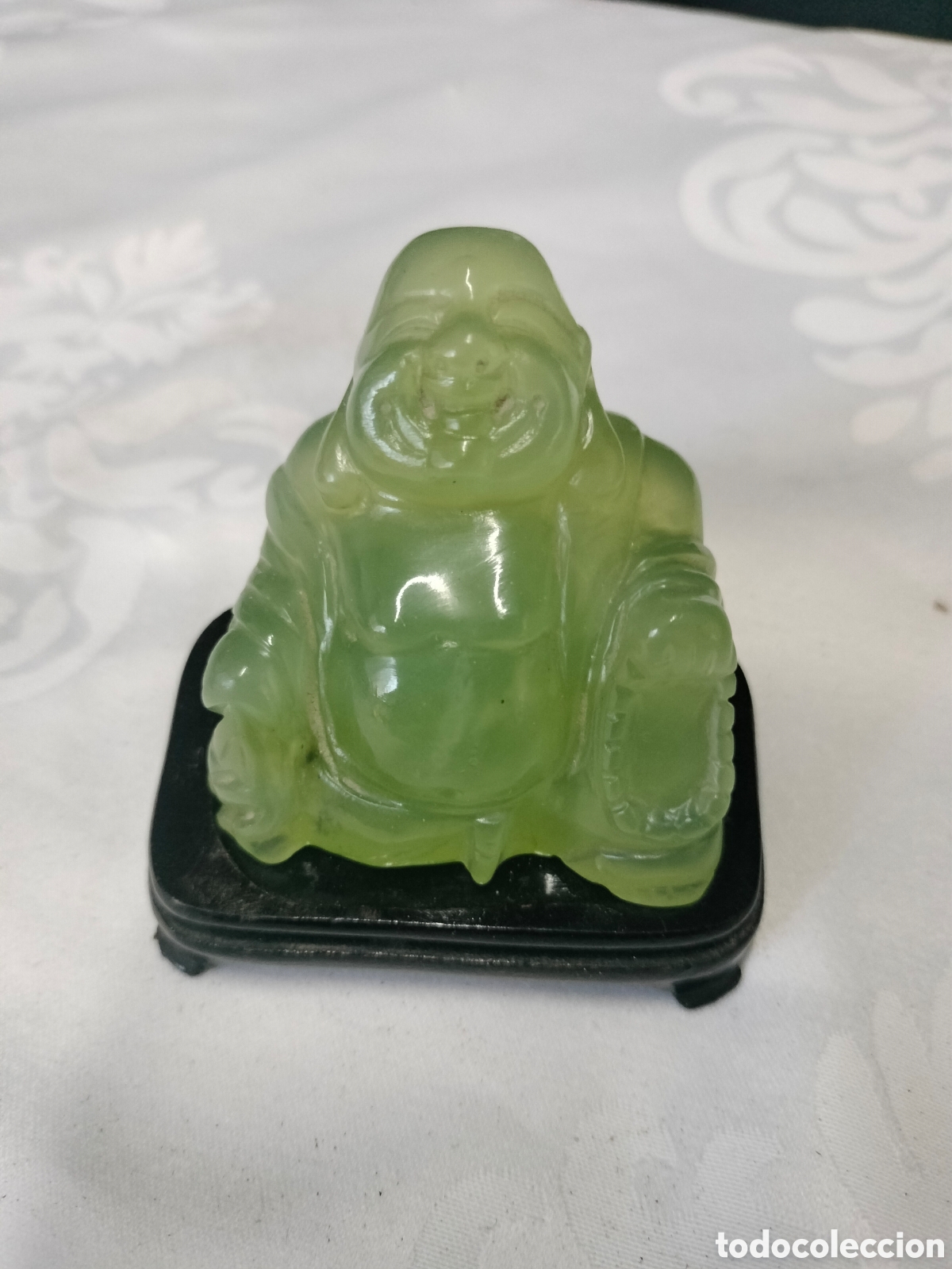 Antig&uuml;edades: Buda de jade en su peana de madera