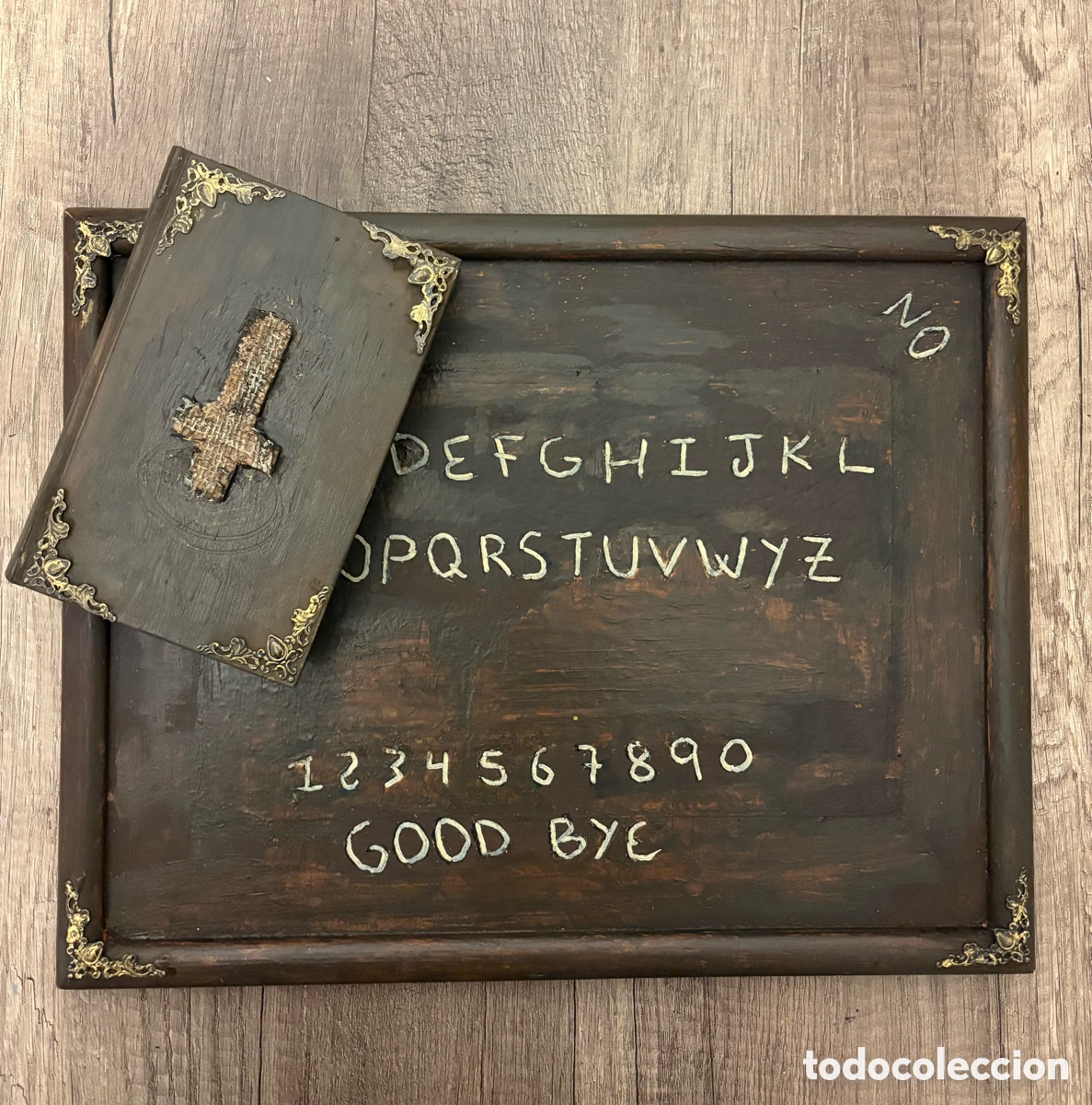 Antig&uuml;edades: Tablero Ouija y libro antiguo