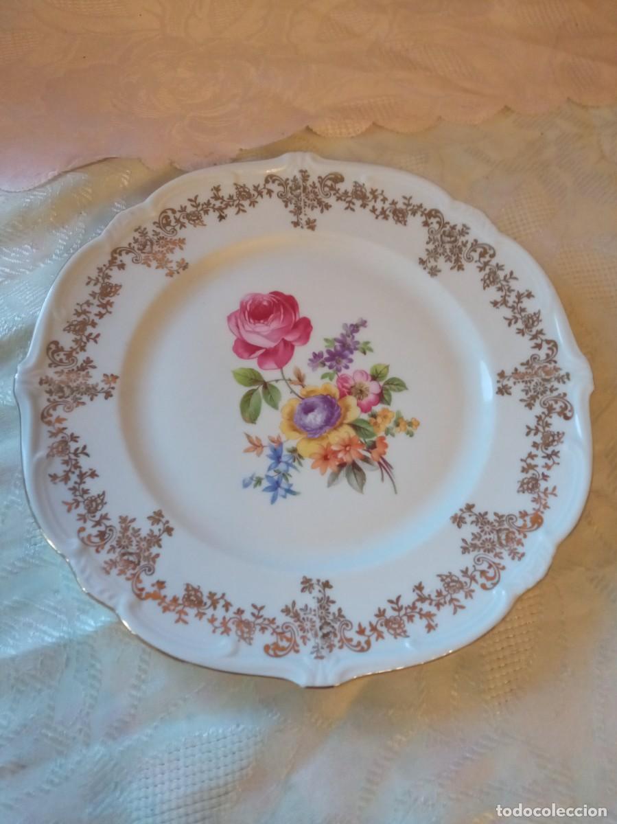 Antig&uuml;edades: Precioso plato de porcelana Weimar decorado con hermosas flores, y oro
