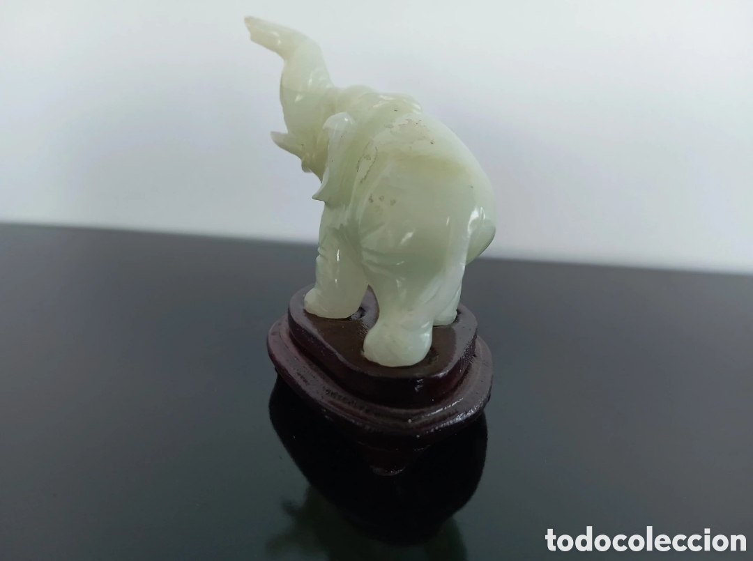 Antig&uuml;edades: Elefante jade en peana de madera