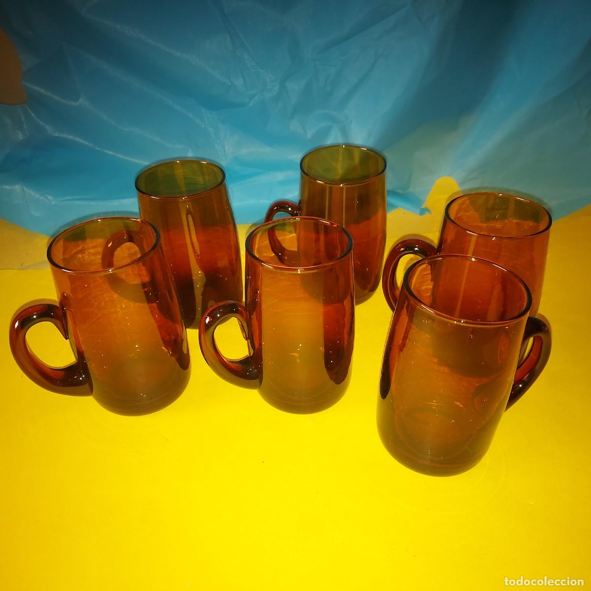 Antig&uuml;edades: 6 jarras, vasos de duralex color ambar