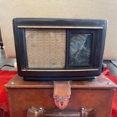 Radios antiguas: RADIO VINTAGE PHILIPS HOLANDESA TUBE RADIO AÑOS 1943/45 EN SU ESTUCHE DE PIEL.