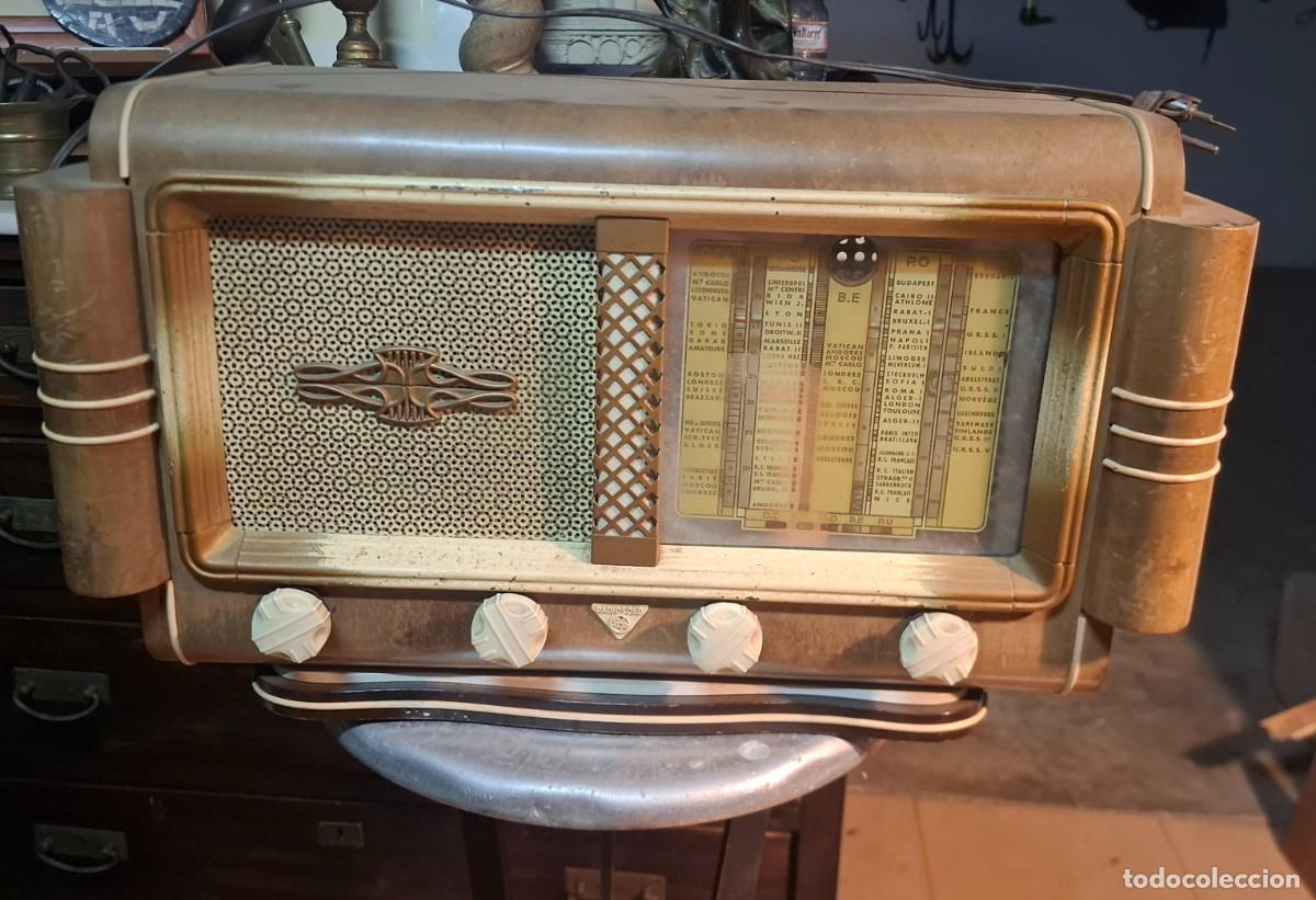 Radios antiguas: Antiguo radio de madera.