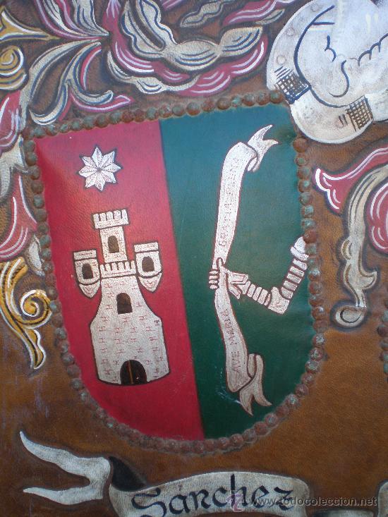 Arte: ESCUDO HER&Aacute;LDICO DE APELLIDOS EN CUERO - Foto 2