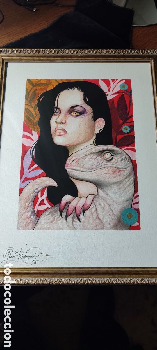 Arte: Acuarela original de mujer g&oacute;tica reptiliana con un lagarto firmada por el ilustrador Pash Rodriguez
