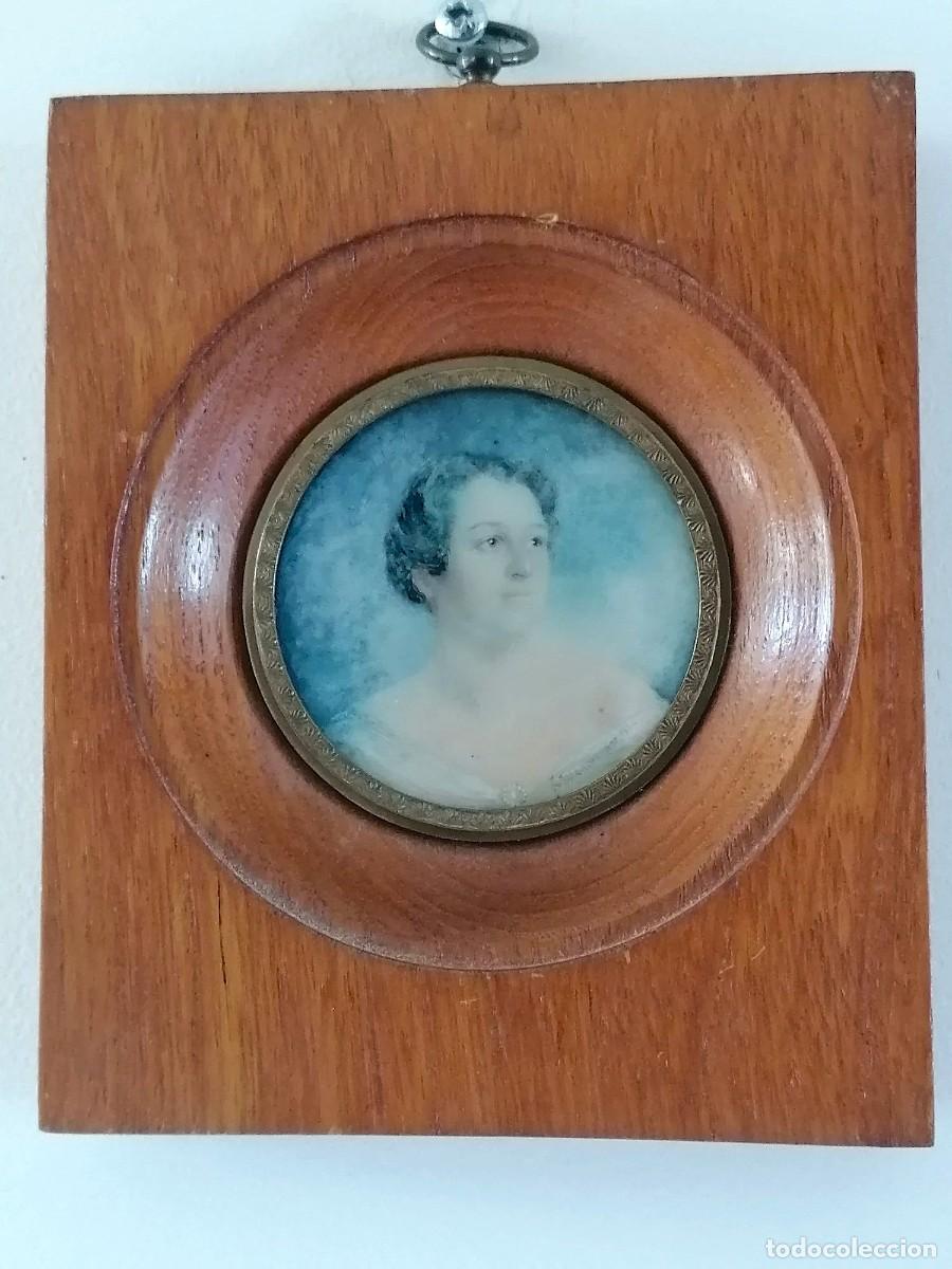 Arte: Miniatura original de una mujer, firmada por Huttenbrenner.