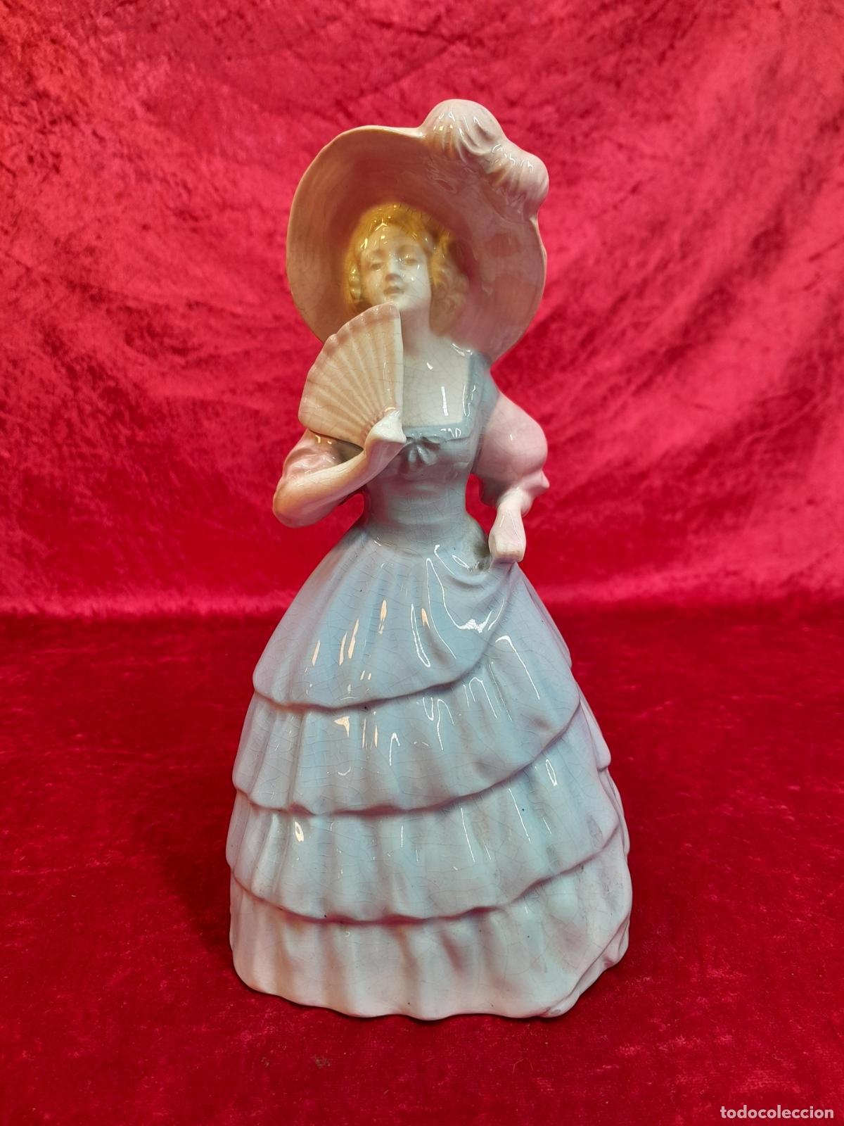 Arte: DAMA CON ABANICO Y SOMBRERO EN PORCELANA ESMALTADA. SIGLO XX
