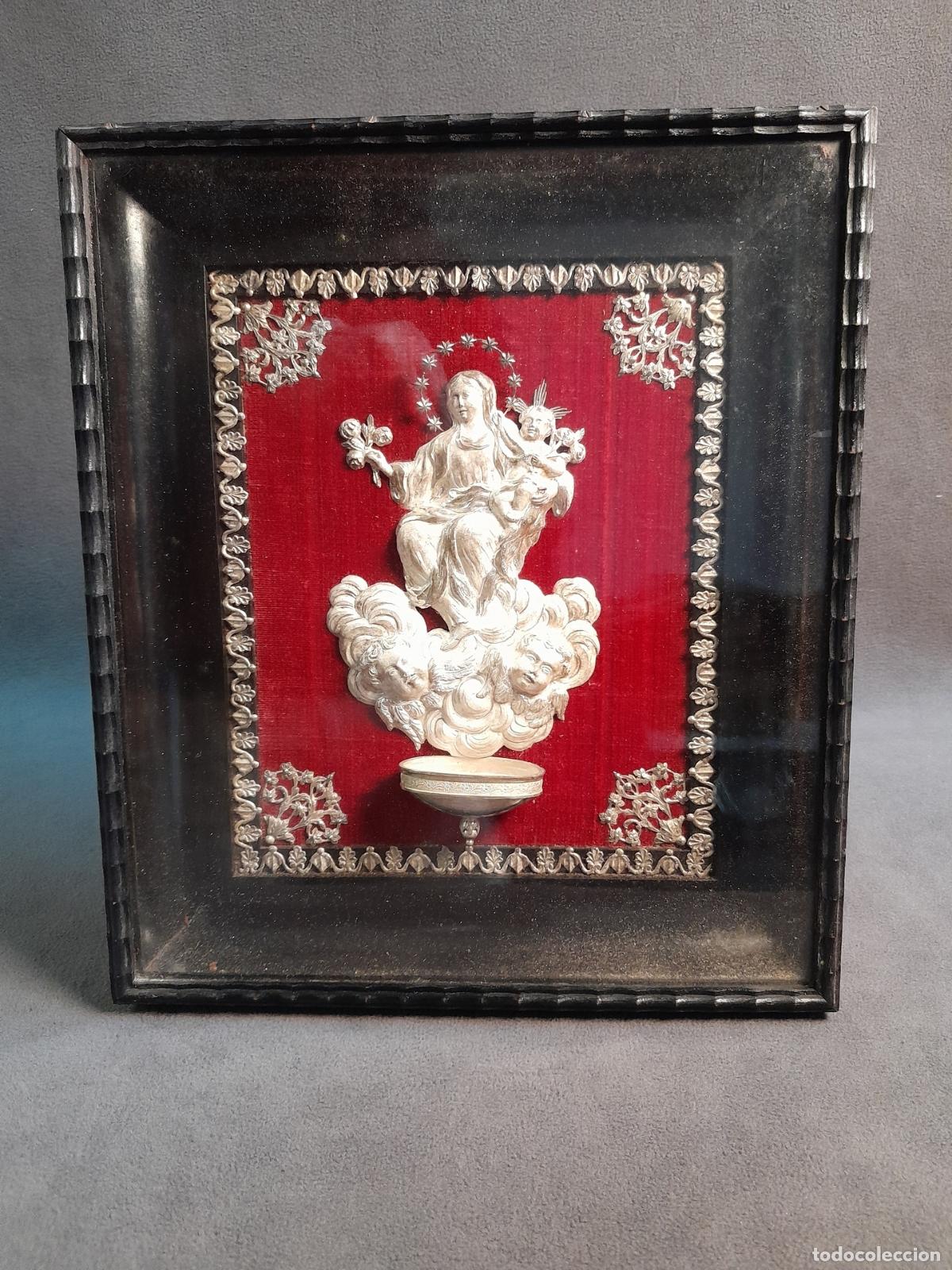 Arte: CAPILLA DE VITRINA CON VIRGEN DEL ROSARIO Y BENDITERA. SIGLO XIX