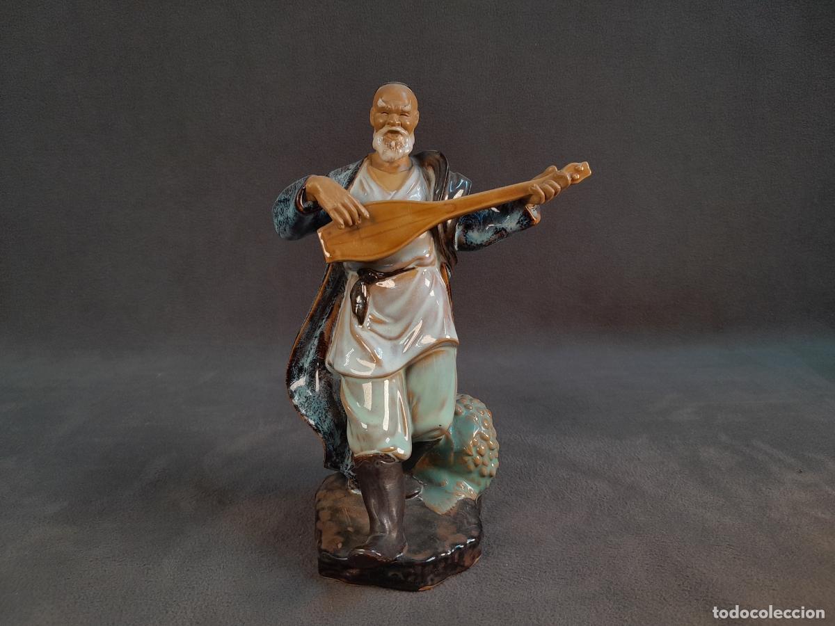 Art: FIGURA DE CER&Aacute;MICA ESMALTADA REPRESENTANDO A UN ANCIANO M&Uacute;SICO. SIGLO XX
