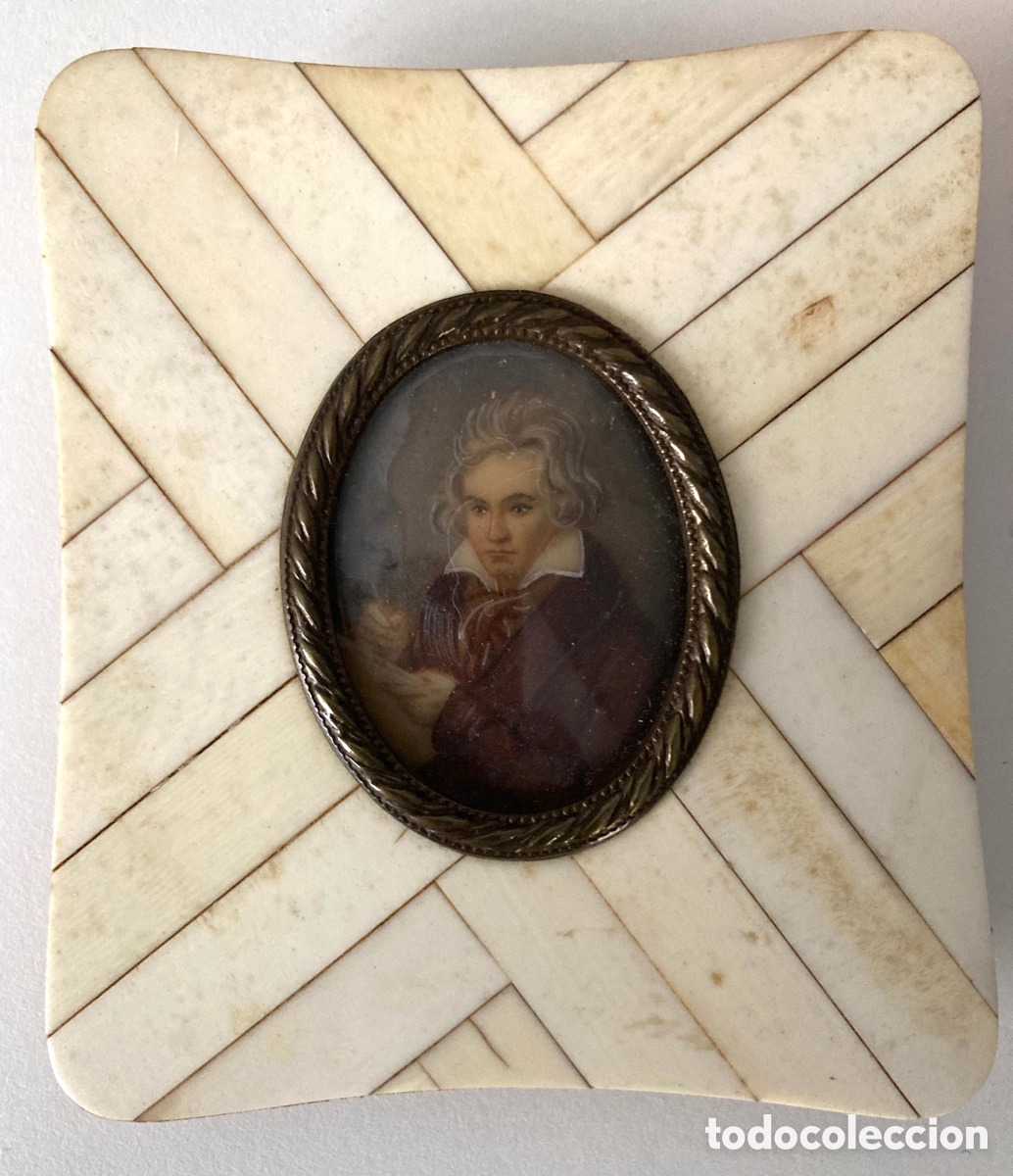 Arte: Pintura miniatura con marco de marfil y cierre de bronce. Mediados del siglo XIX.