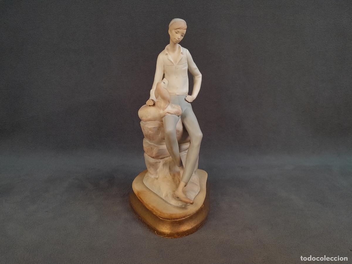 Arte: ANTIGUA FIGURA DE JOVEN CON PERRO EN PROCELANA DE ACABADO MATE.1970