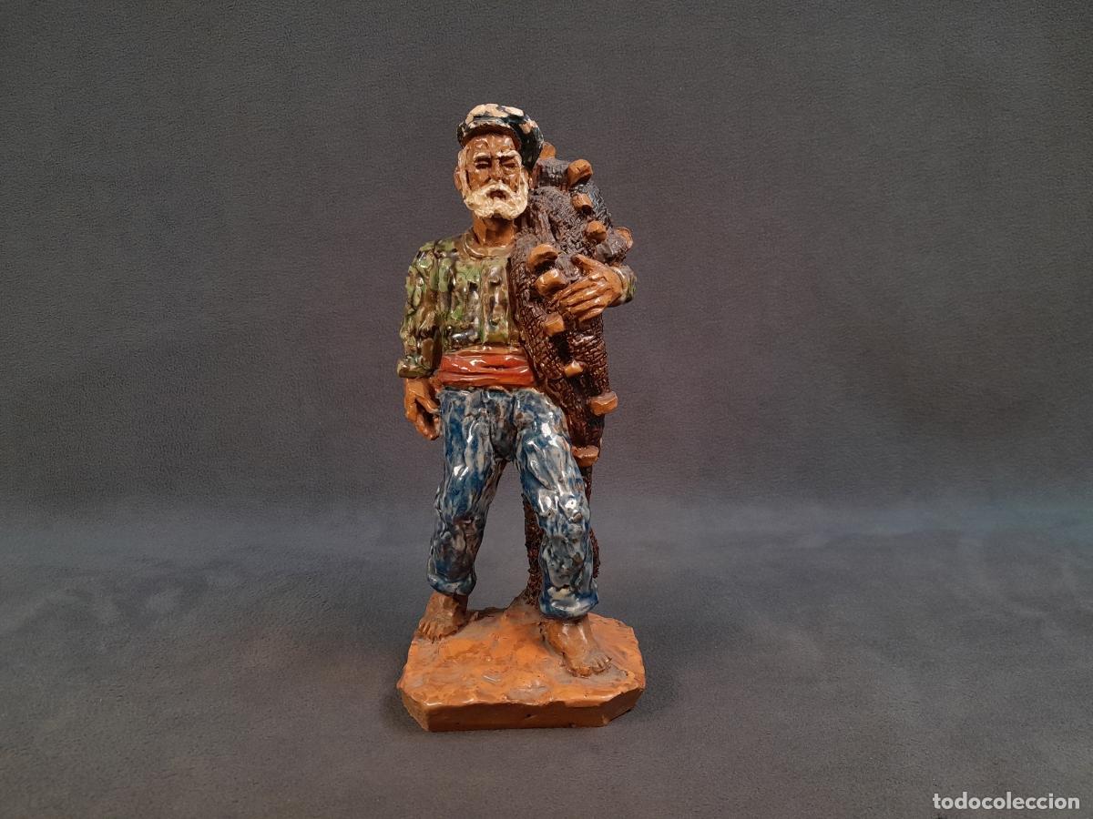 Arte: FIGURA DE PESCADOR CON RED EN TERRACOTA ESMALTADA.JOAN PLA CAPELL (LA BISBAL).MEDIADOS DEL S.XX