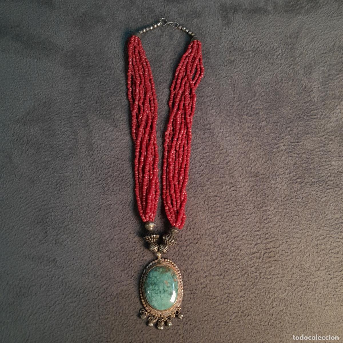 Kunst: J-4527. COLLAR CON MEDALL&Oacute;N CENTRAL COLGANTE Y CUENTAS ROJAS EN M&Uacute;LTIPLES HILOS. 1950 CA.