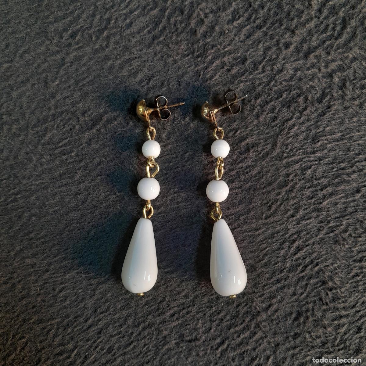 Kunst: J-4559.PENDIENTES LARGOS VINTAGE EN LUCITA BLANCA Y METALES DORADOS. SEGUNDA MITAD S.XX