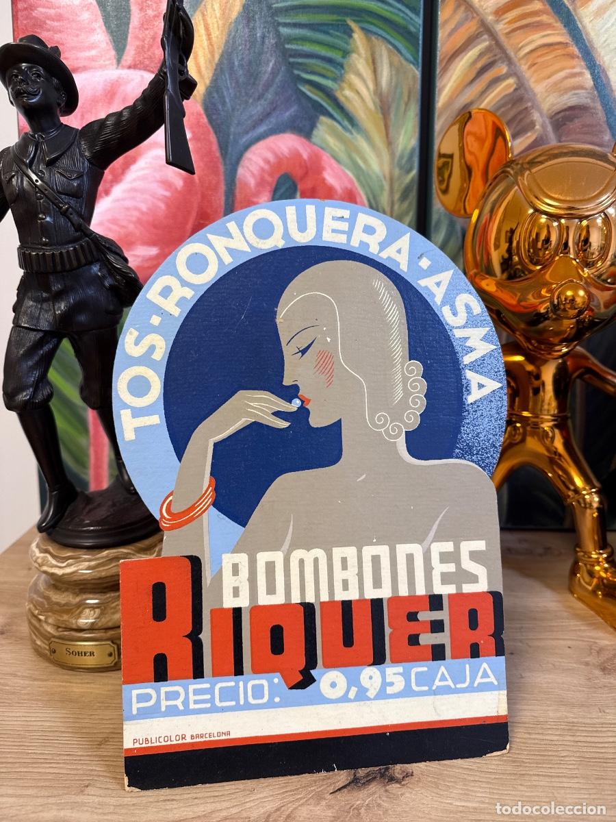 Arte: cartel publicitario antiguo de la d&eacute;cada de 1930 para &rdquo;Bombones Riquer&rdquo;, un producto farmac&eacute;utico de