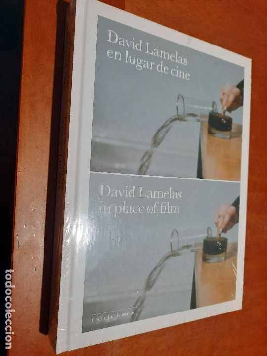 Kunst: DAVID LAMELAS. EN LUGAR DE CINE. CAT&Aacute;LOGO DE LA EXPOSICI&Oacute;N. PRECINTADO. SIN ABRIR. caj. 68