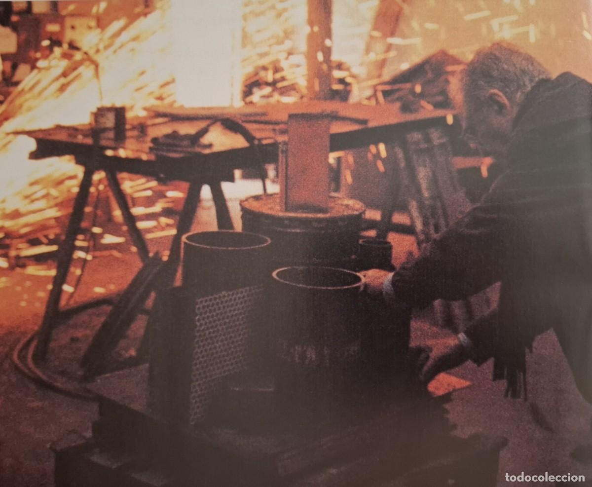 Arte: 20 Gerardo Rueda realizando la escultura Sintesis en la fundici&oacute;n Capa, 1996 (Vol. II) - Foto 20
