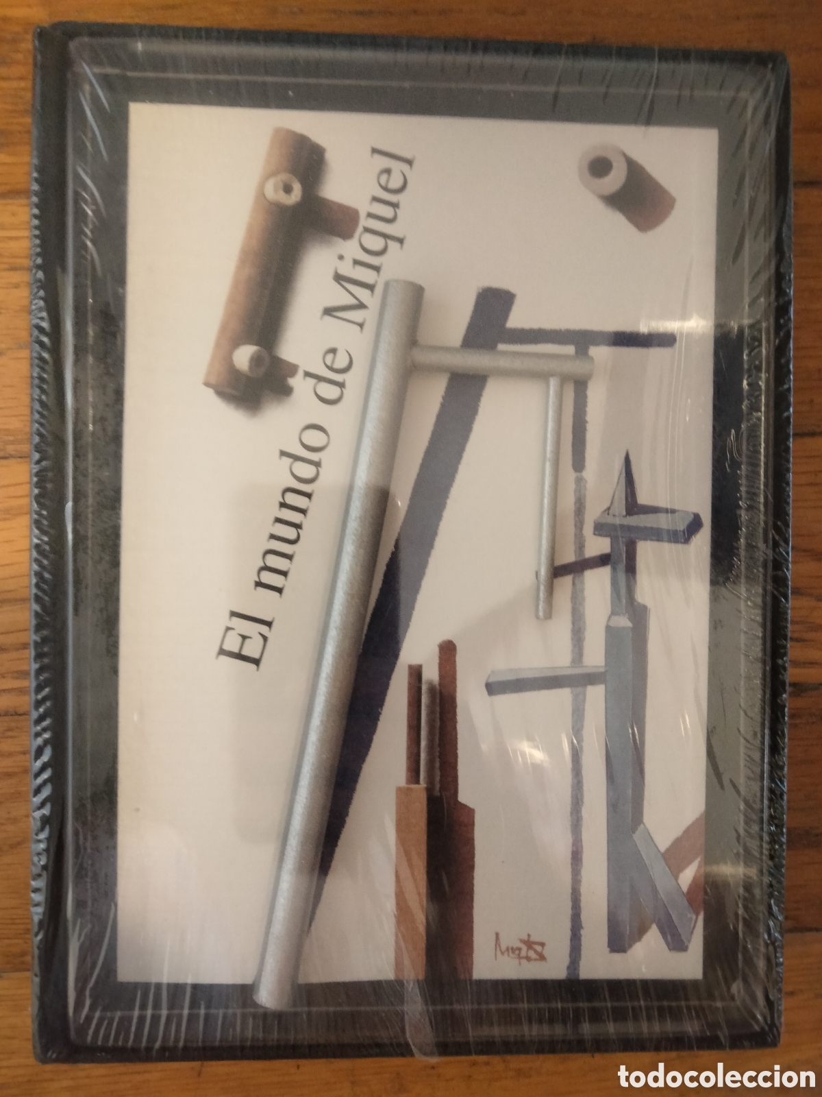 Arte: Miquel Navarro, obra m&uacute;ltiple en caja de metacrilato y libro. El mundo de Miquel. Sin abrir