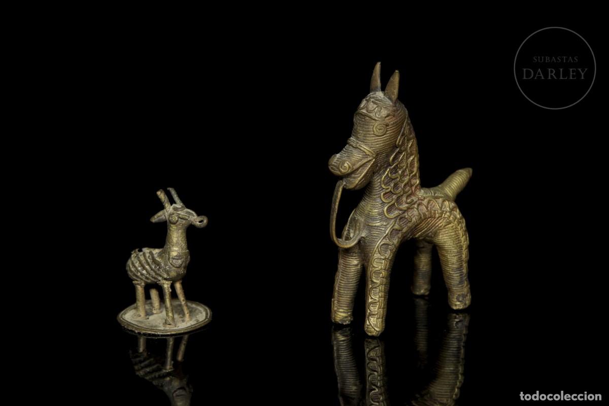 Arte: Pareja de figuras Dhokra de lat&oacute;n &rdquo;Carnero y caballo&rdquo;, India, s.XX
