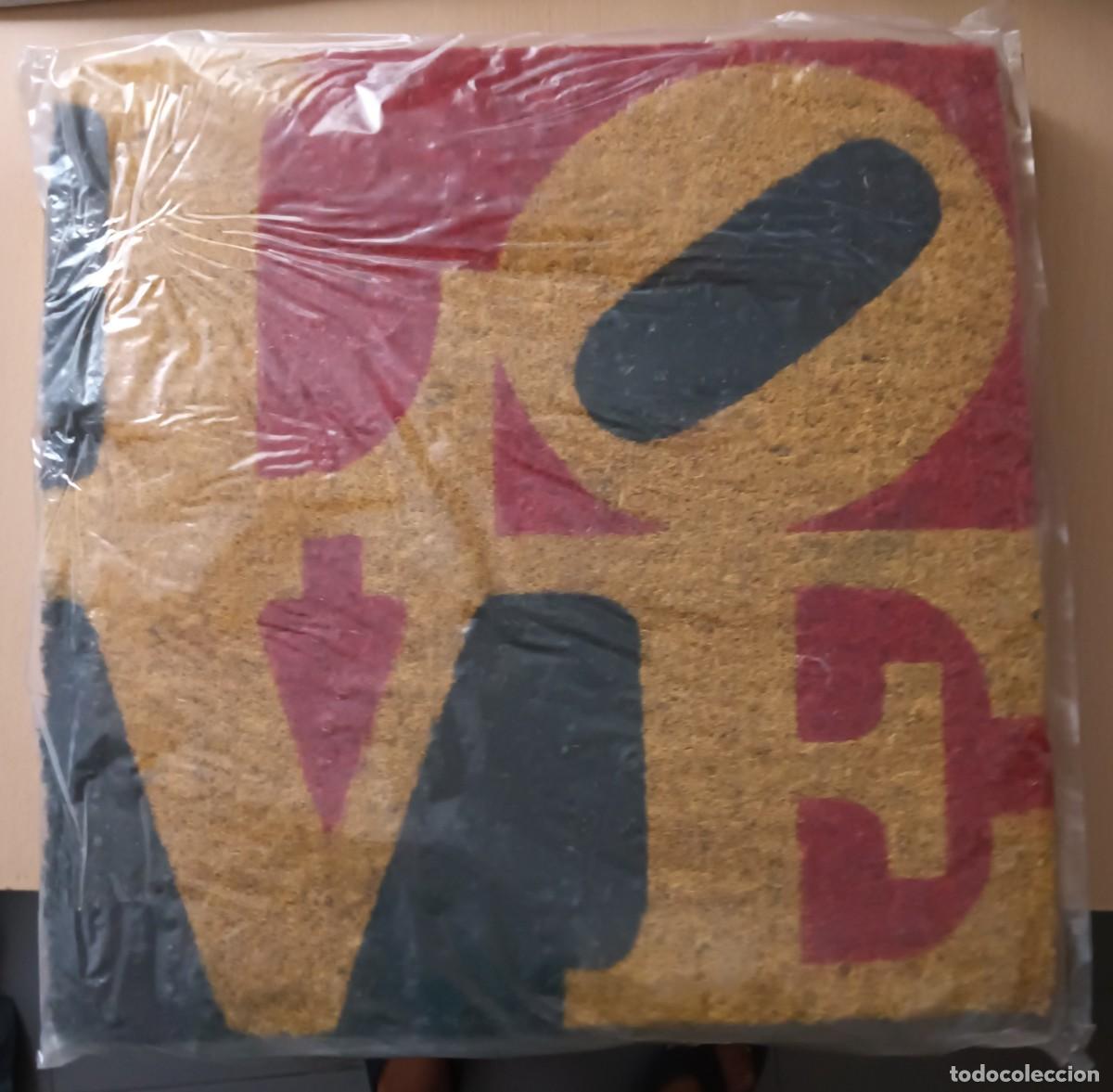 Arte: Robert Indiana (Estados Unidos 1928-2018) impresi&oacute;n LOVE sobre esparto 51x51x4cms de 2005 galer&iacute;e-F