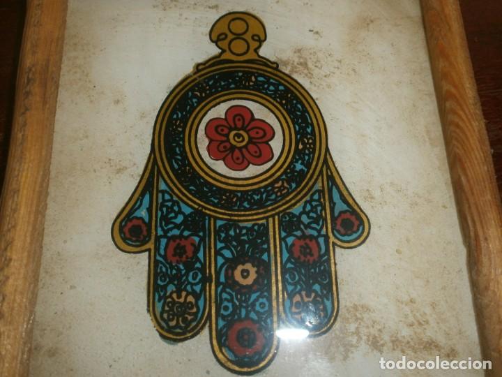 Arte: Curioso cuadro dibujo sobre cristal - Mano de F&aacute;tima marco medida 18,5 X 14,5 cm. Caj&oacute;n