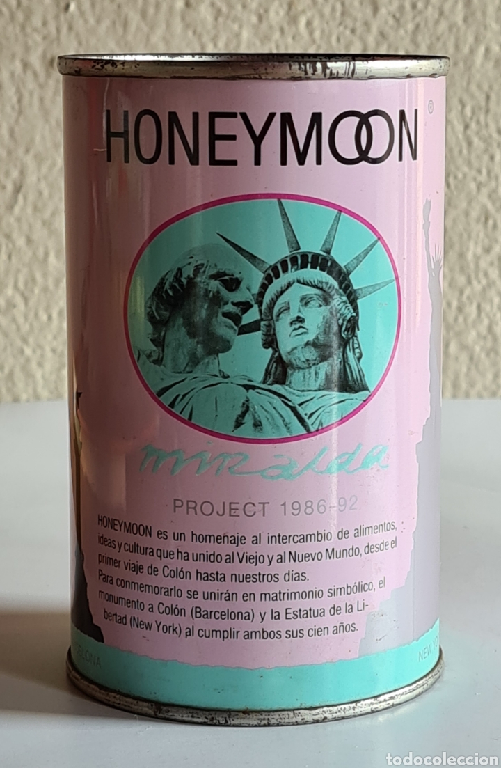 Arte: Lata Hucha Project Honeymoon Boda Estatuas Col&oacute;n Libertad Artista Miralda 1988 Obra en MACBA - Arte