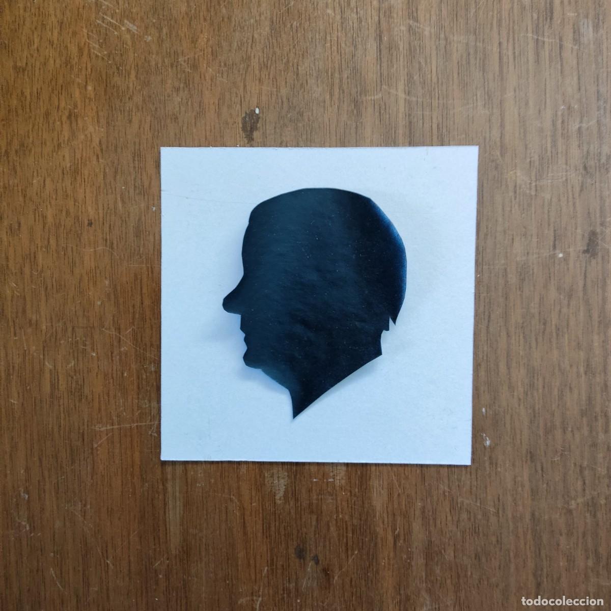 Art: Retrato en silueta en papel entintado y recortado