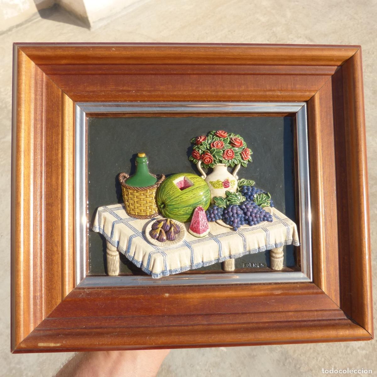 Art: Bonito bodeg&oacute;n en relieve firmado Forn&eacute;s. 27x23cm, 775gr.